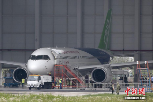 5月4日，一架國(guó)產(chǎn)大飛機(jī)C919在機(jī)庫(kù)內(nèi)做首飛前最后的準(zhǔn)備。中新社記者 張亨偉 攝